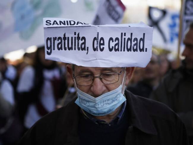Un manifestante durante una protesta contra los planes del gobierno local para reducir el gasto en salud pública.