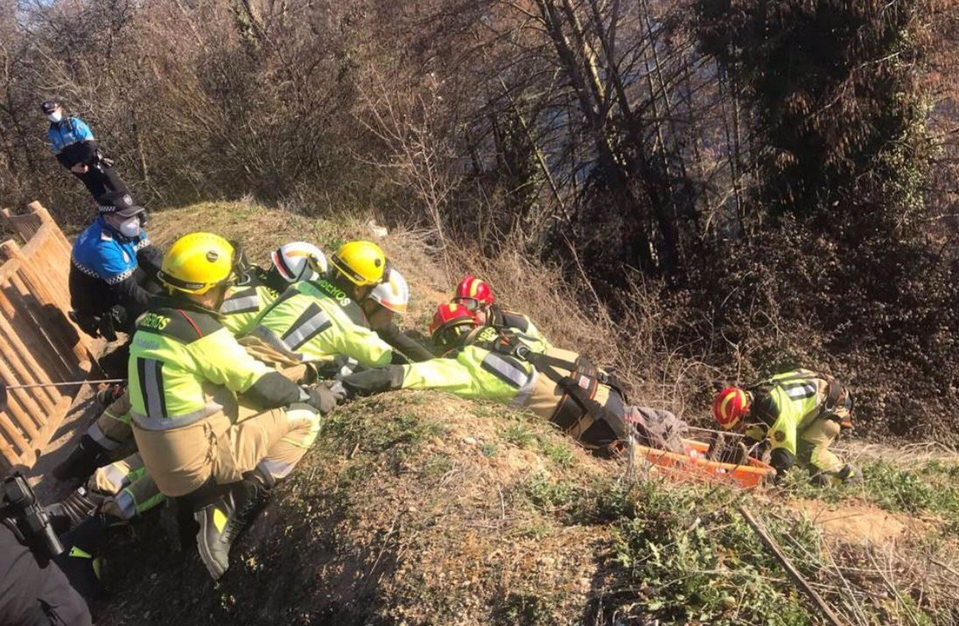 Rescate de un joven que había caído por un terraplén junto al río Pisuerga en La Overuela