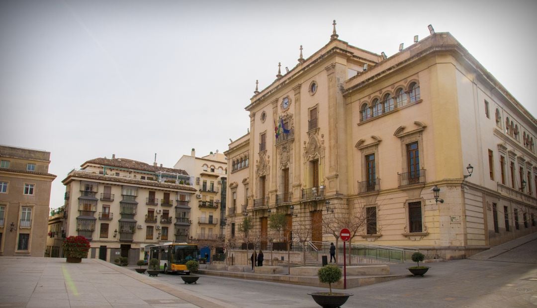 El Ayuntamiento de Jaén busca soluciones, de la mano de la Junta de Andalucía, para su terrible situación económica