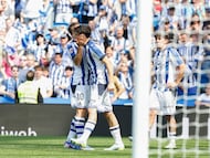 Los jugadores de la Real Sociedad felicitan a Jon Martín por su gol al Levante