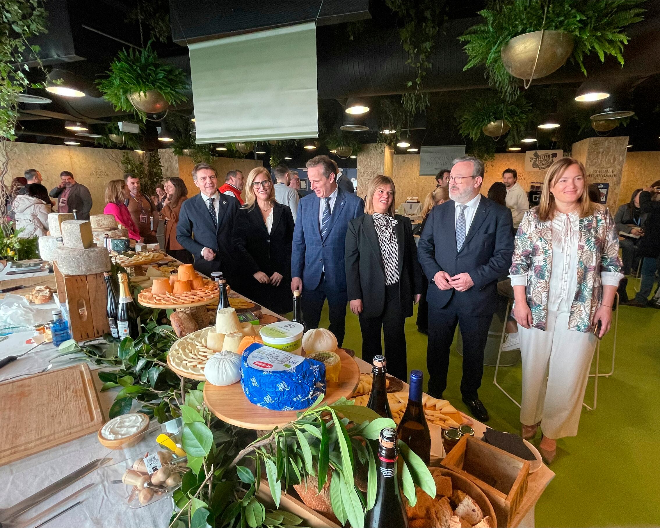 La vicepresidenta del Gobierno asturiano Gimena Llamedo junto al consejero de Medio Rural y Política Agraria Marcelino Marcos han visitado el stand de Asturias en Madrid Fusión.