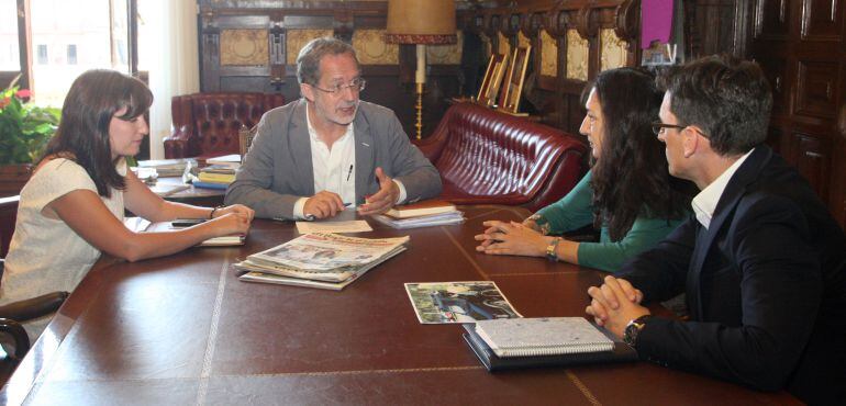 Reunión de los grupos políticos que piden la dimisión de Jesús Presencio