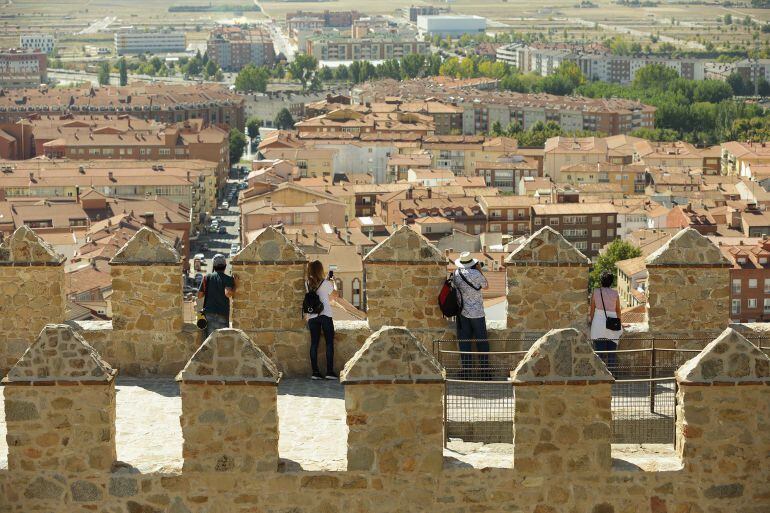 Turistas fotografiando la ciudad desde el Adarve de la Muralla