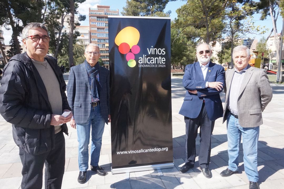 Presentación de la cata de vinos de Alicante en la plaza Castelar de Elda