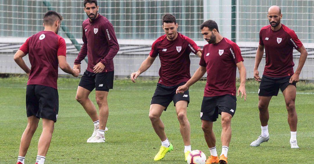 El jugador del Athletic de Bilbao Balenziaga (d) golpea un balón durante el entrenamiento que el equipo ha celebrado hoy para preparar el encuentro de mañana contra el Real Madrid