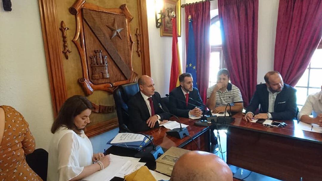 José Luis Hidalgo, segundo por la izquierda, en el pleno toma de posesión, el pasado 15 de junio