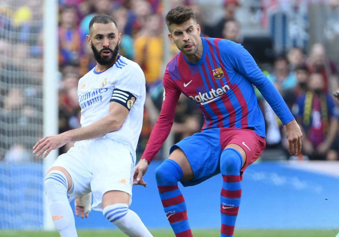 Karim Benzema y Gerard Piqué en un momento del último Clásico