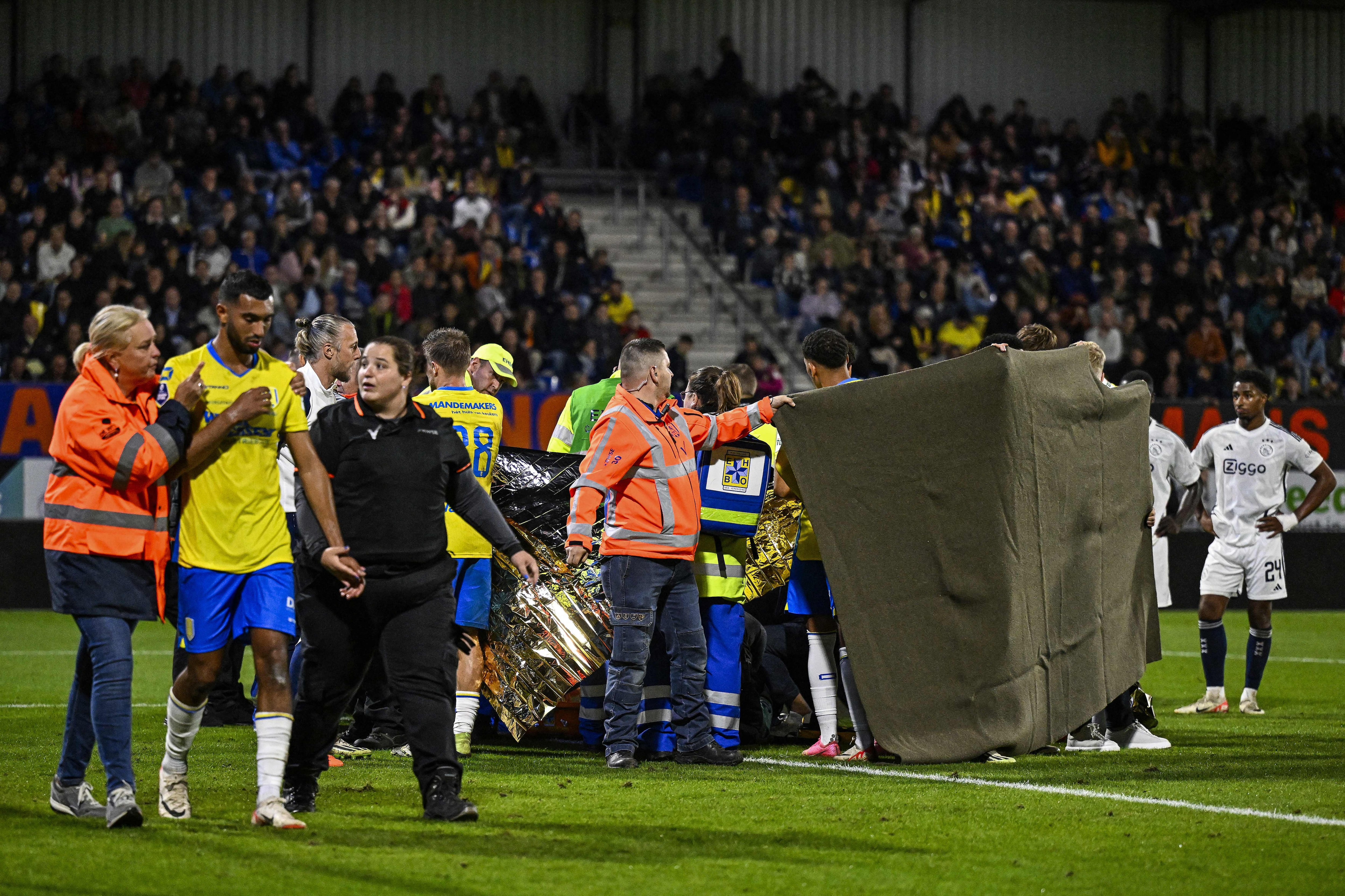 El portero Vaessen, desplomado durante el RKC - Ajax. (Photo by Olaf Kraak / ANP / AFP) / Netherlands OUT (Photo by OLAF KRAAK/ANP/AFP via Getty Images)