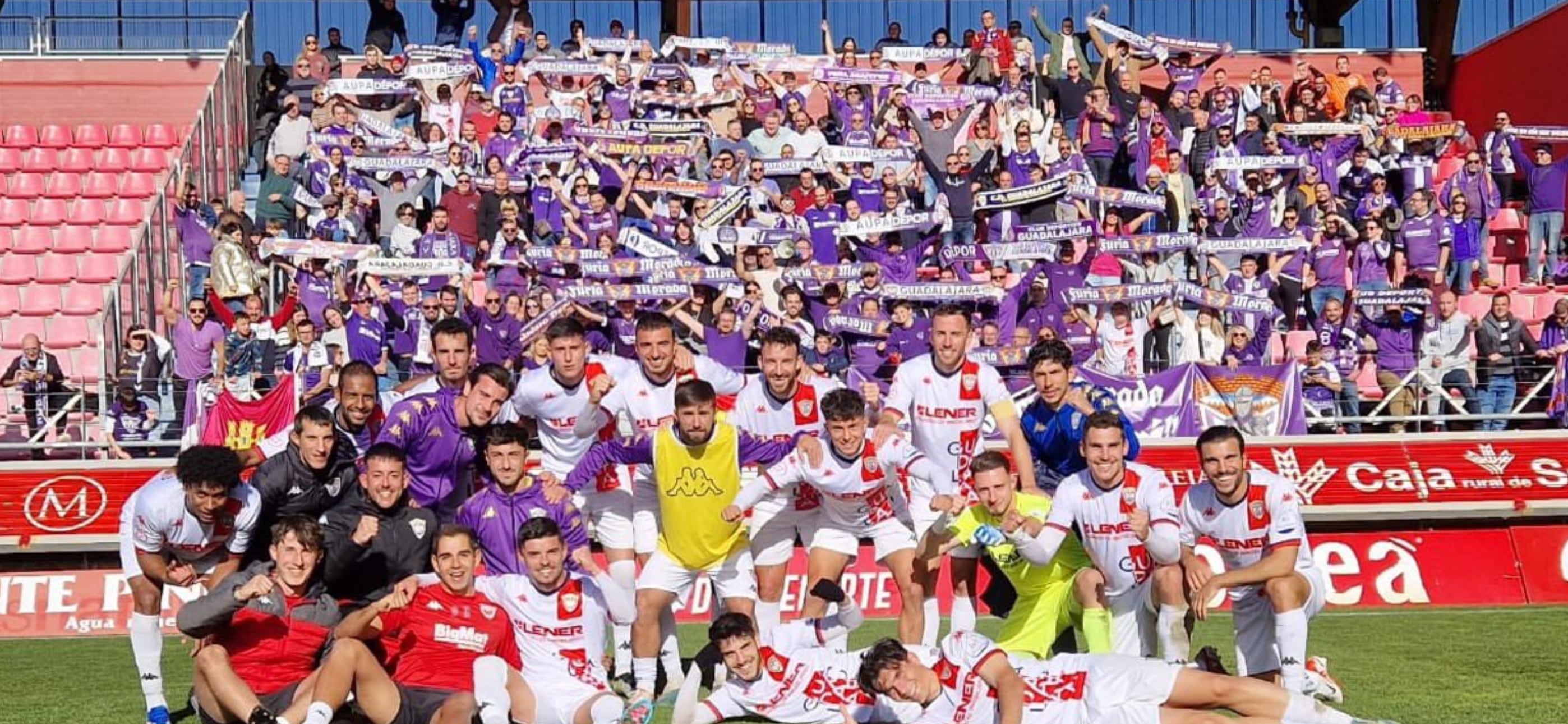 Imagen que define la felicidad del equipo y de su afición tras la victoria en Los Pajaritos FOTO: CD Guadalajara