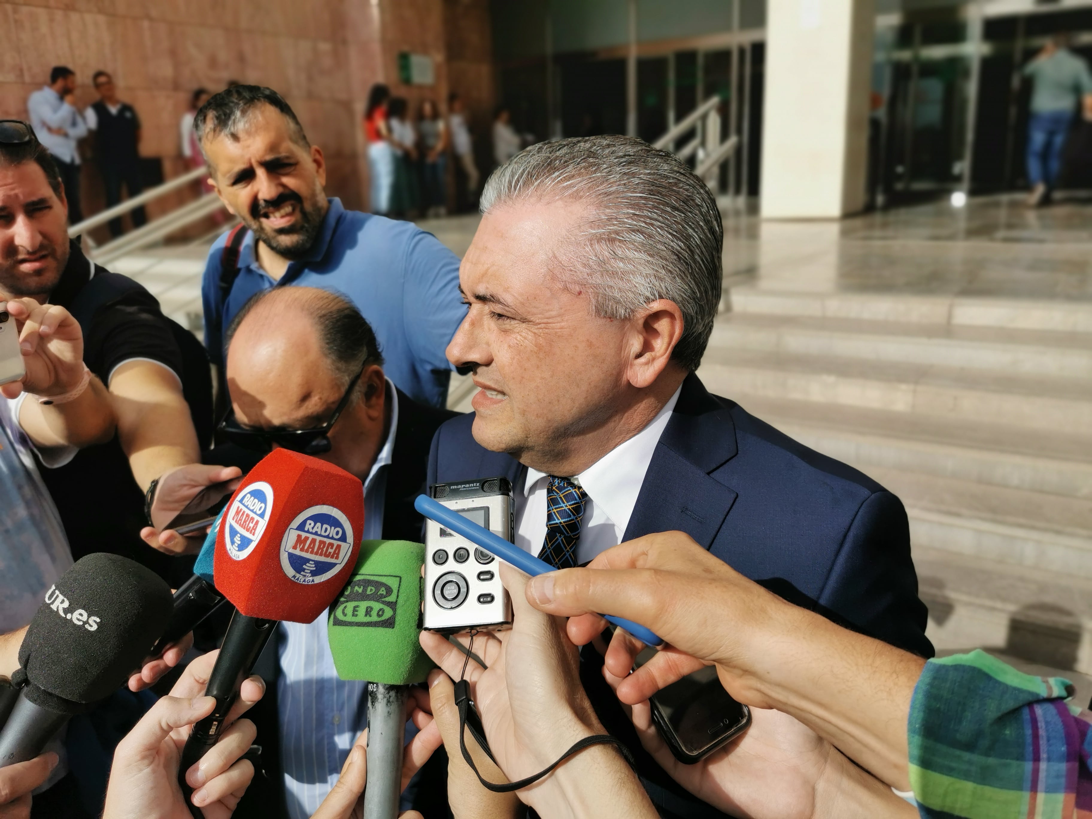 Francisco Valverde, abodado de los Pequeños Accionistas del Málaga, a las puertas de la Ciudad de la Justicia