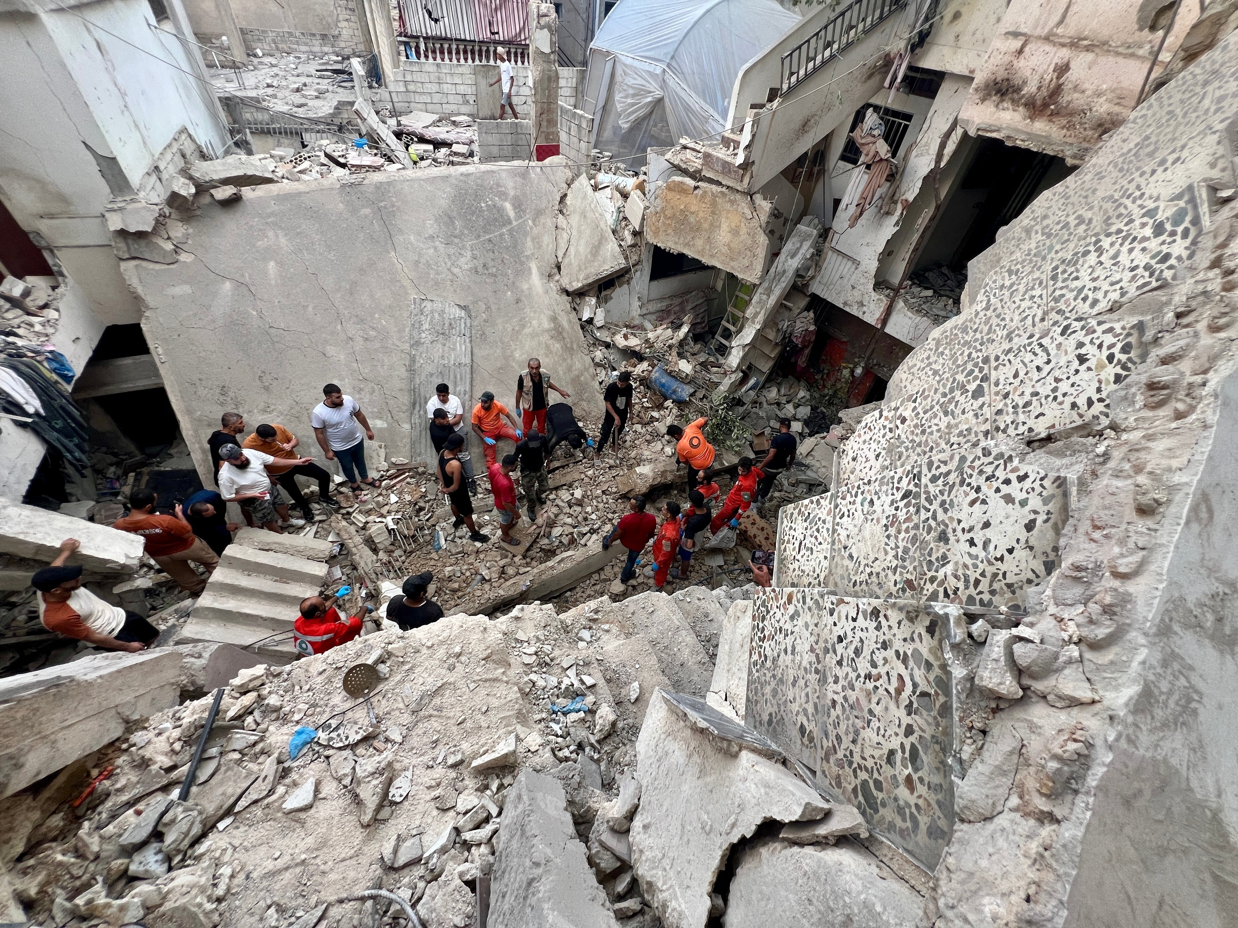 Destrozos tras los bombardeos de Israel sobre el campo de refugiados de Sidon, en el Líbano.