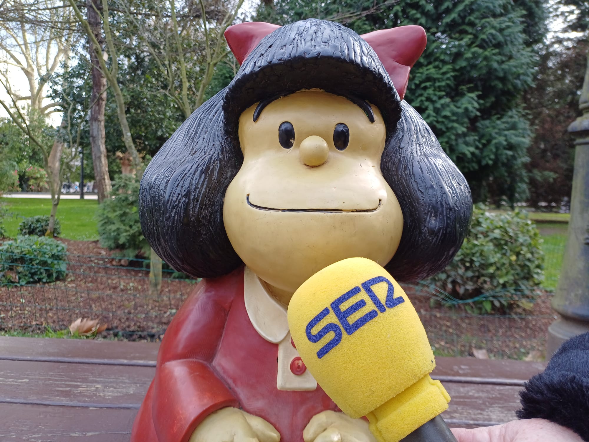 La estatua de Mafalda, en un banco del Campo de San Francisco (Oviedo).