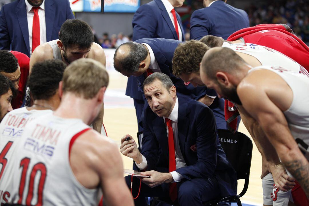 David Blatt dando instrucciones en un tiempo muerto en el Buesa.