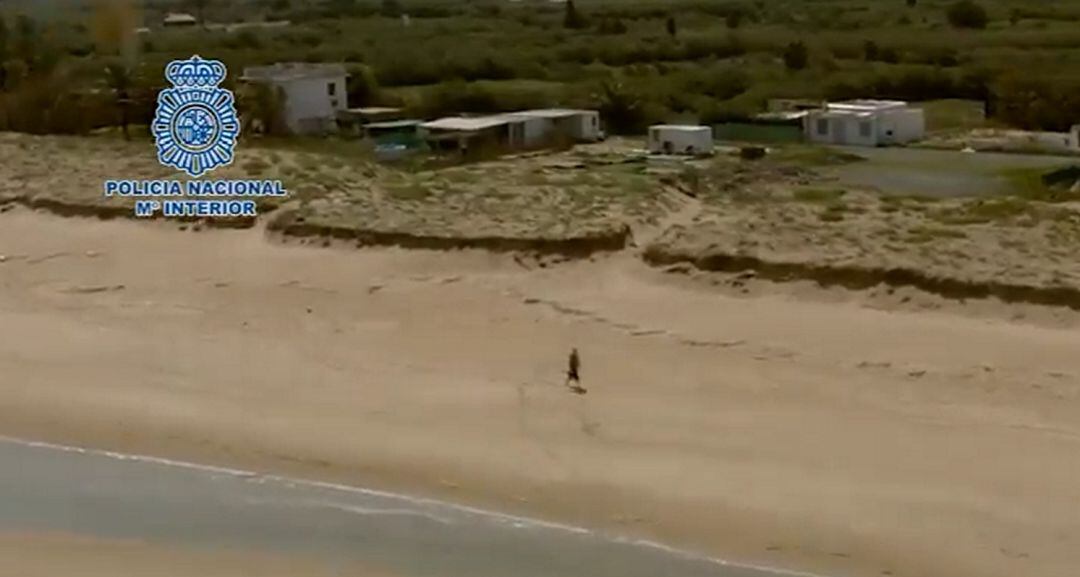 El helicóptero de la Policía Nacional localiza a un hombre paseando por la playa de Tavernes de la Valldigna