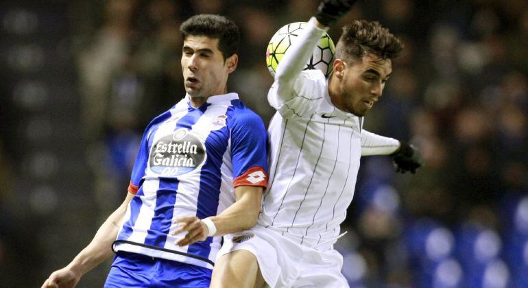 Juanfran y Horta pelean una pelota