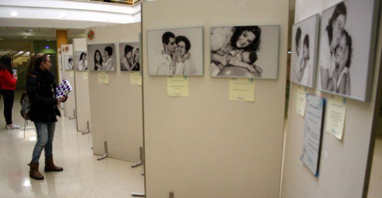 Una estudiante oberva las imágenes de una exposición en la Universidad de Jaén en la pasada edición de la Semana Solidaria.