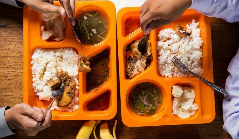 Imagen de una bandeja de comida de un comedor escolar.