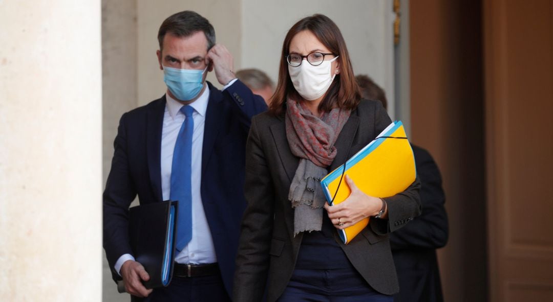 Los ministros franceses Olivier Veran y Amelie de Montchalin.