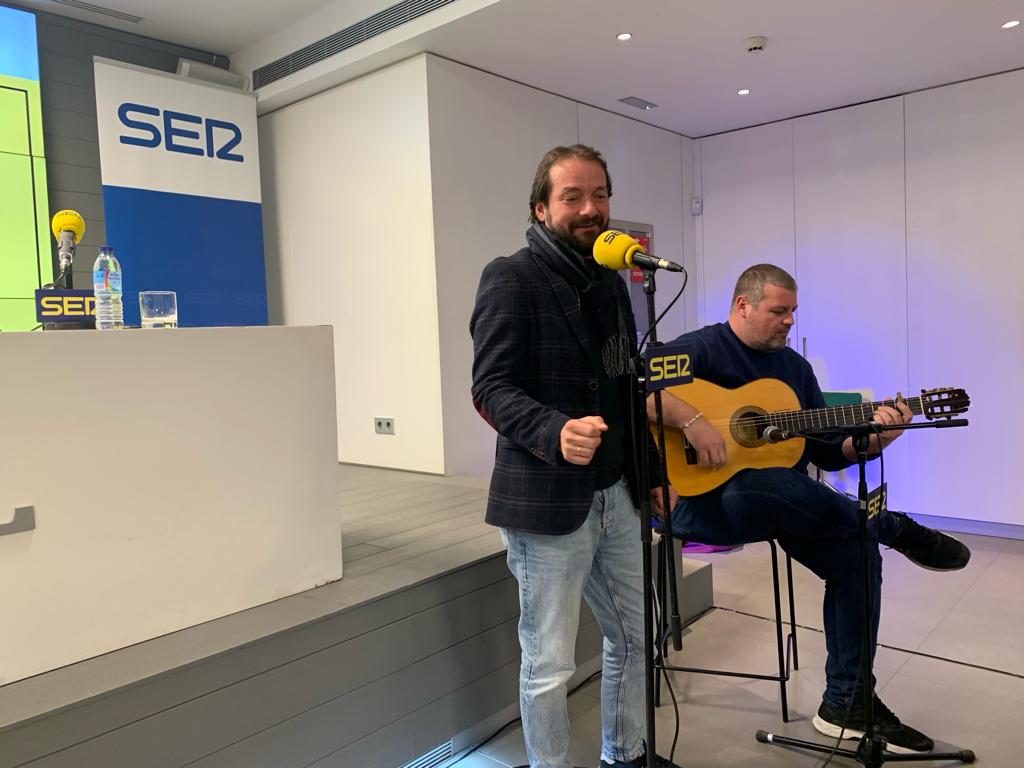 Alex Ortiz y su guitarrista Juan José Bando en un momento de su interpretación