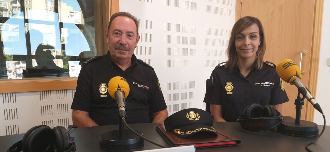 El comisario de Fuenlabrada, Miguel Ángel Gómez y la agente Elena Pericás han visitado hoy los estudios de SER Madrid Sur. 