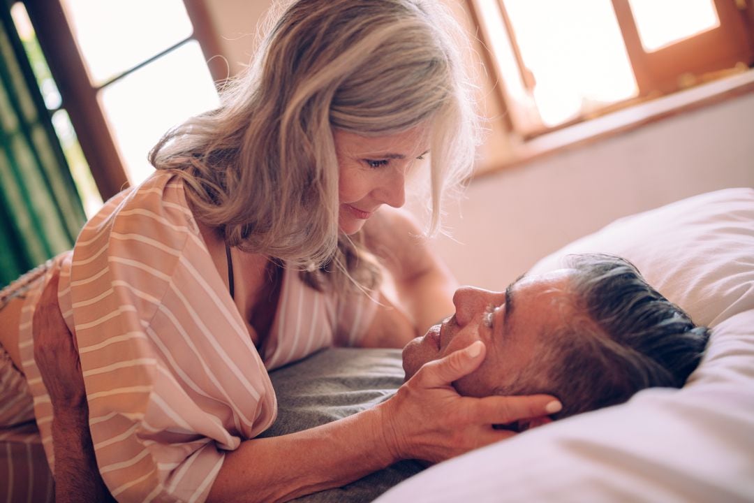 Imagen de recurso de una pareja en la cama.