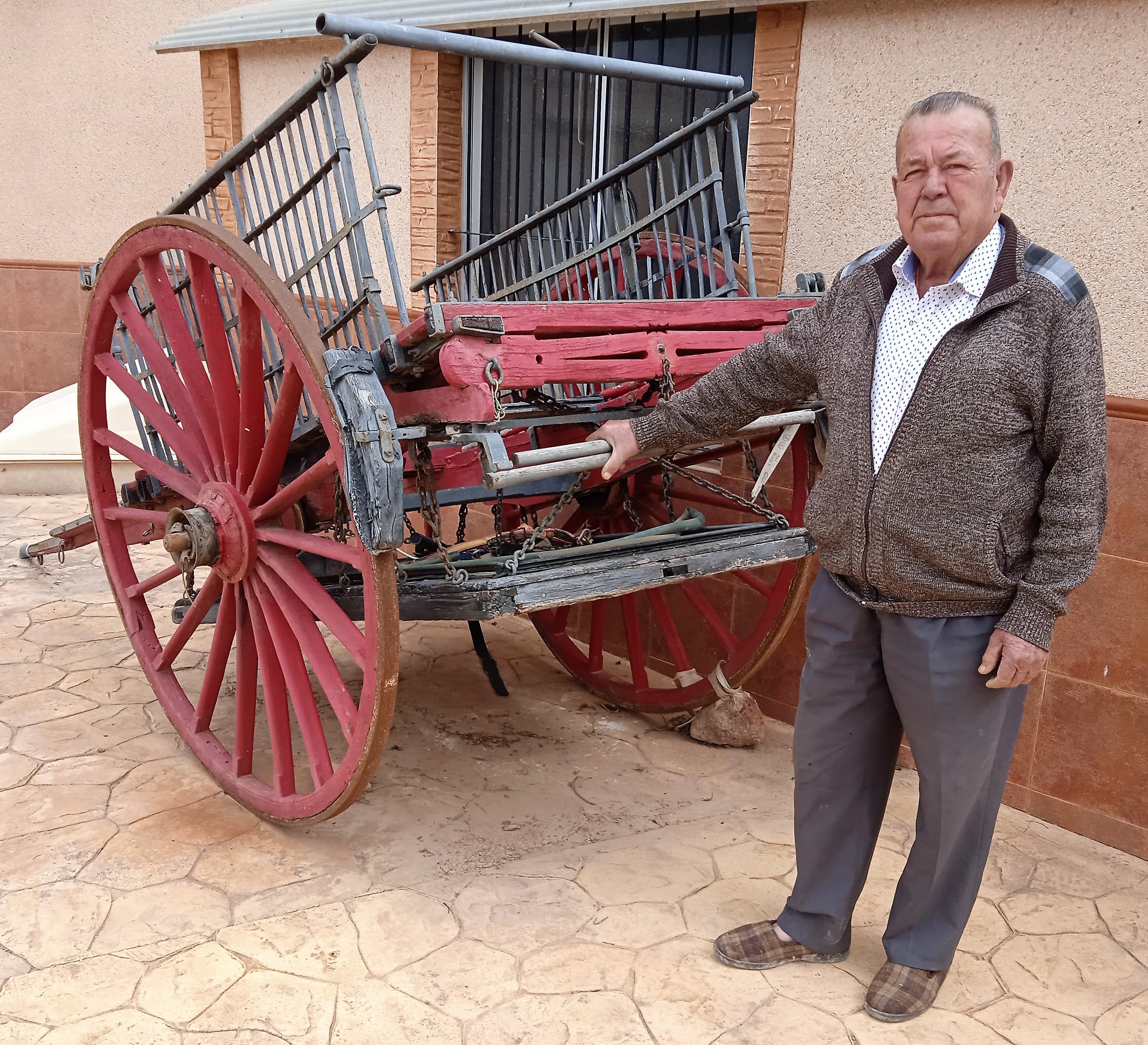 Juan Martínez Martínez , conocido como “El Paletas”, natural del caserío de Los Bullas, en Los Puertos de Abajo. Diputación de Los Puertos de Santa Barbara, junto al carro que le han &quot;robado&quot; Año 2022