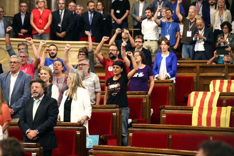 Diputados de Junts pel Sí y de la CUP cantan Els Segadors tras la aprobación de la a ley del referendum, esta noche en el Parlament, en Barcelona. 