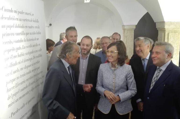 Gala, con Rosa Aguilar en la visita a la exposición.