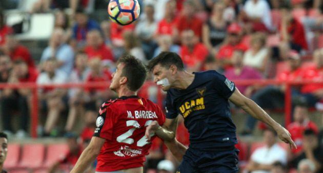 Manu Barreiro, autor del gol del partido, trata de hacerse con el balón ante el UCAM Murcia