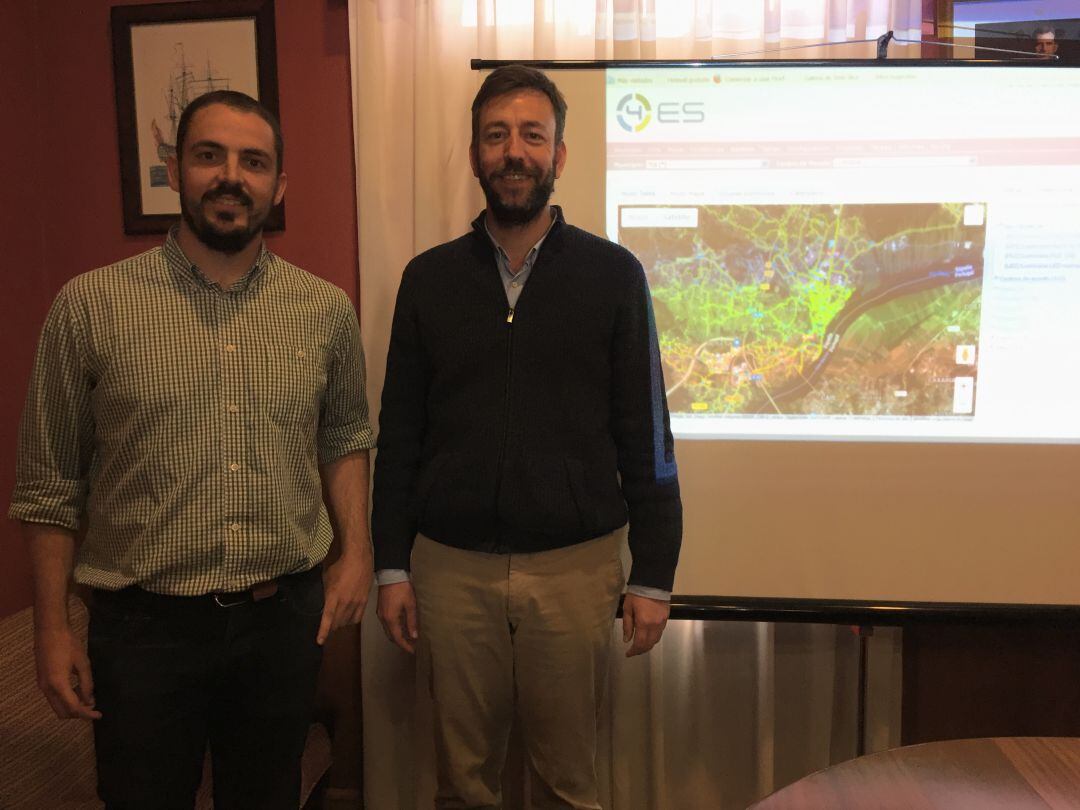 Representante de la empresa 4Es, Tomás Saz, y el alcalde de Tui, Carlos Vázquez Padín, en la presentación de la auditoría energética.