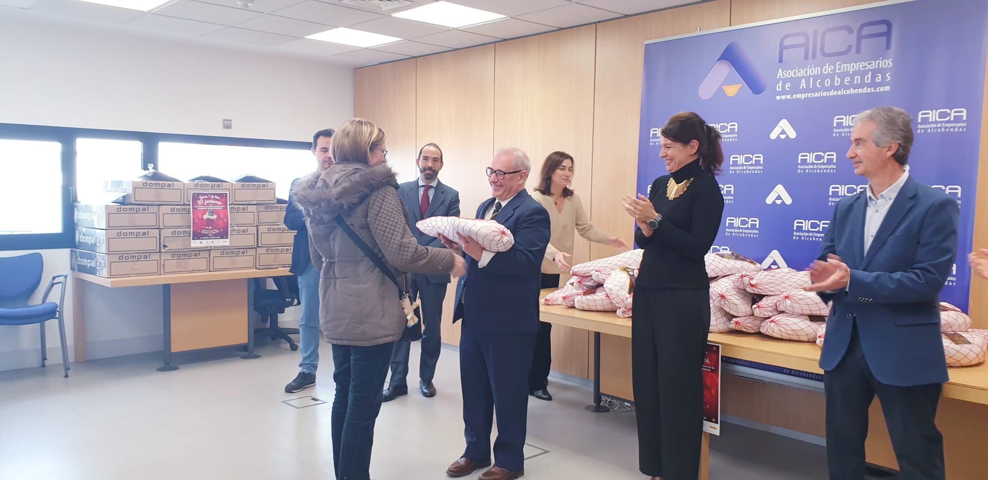 Entrega de los jamones de la campaña &quot;Yo para ser feliz quiero un jamón&quot;