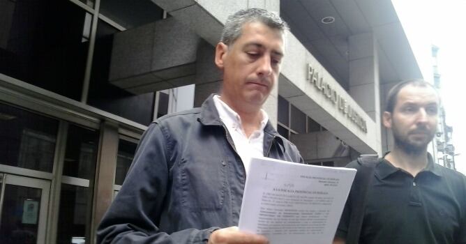 El parlamentario de Eh Bildu, Oskar Matute, ha interpuesto la denuncia en el TSJPV acompañado por el abogado David Cobos