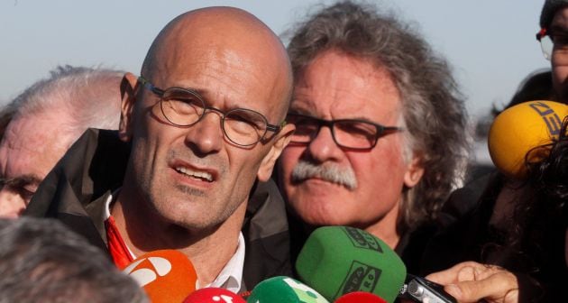 Raül Romeva atiende a los medios durante el acto organizado por ERC en la prisión de Estremera