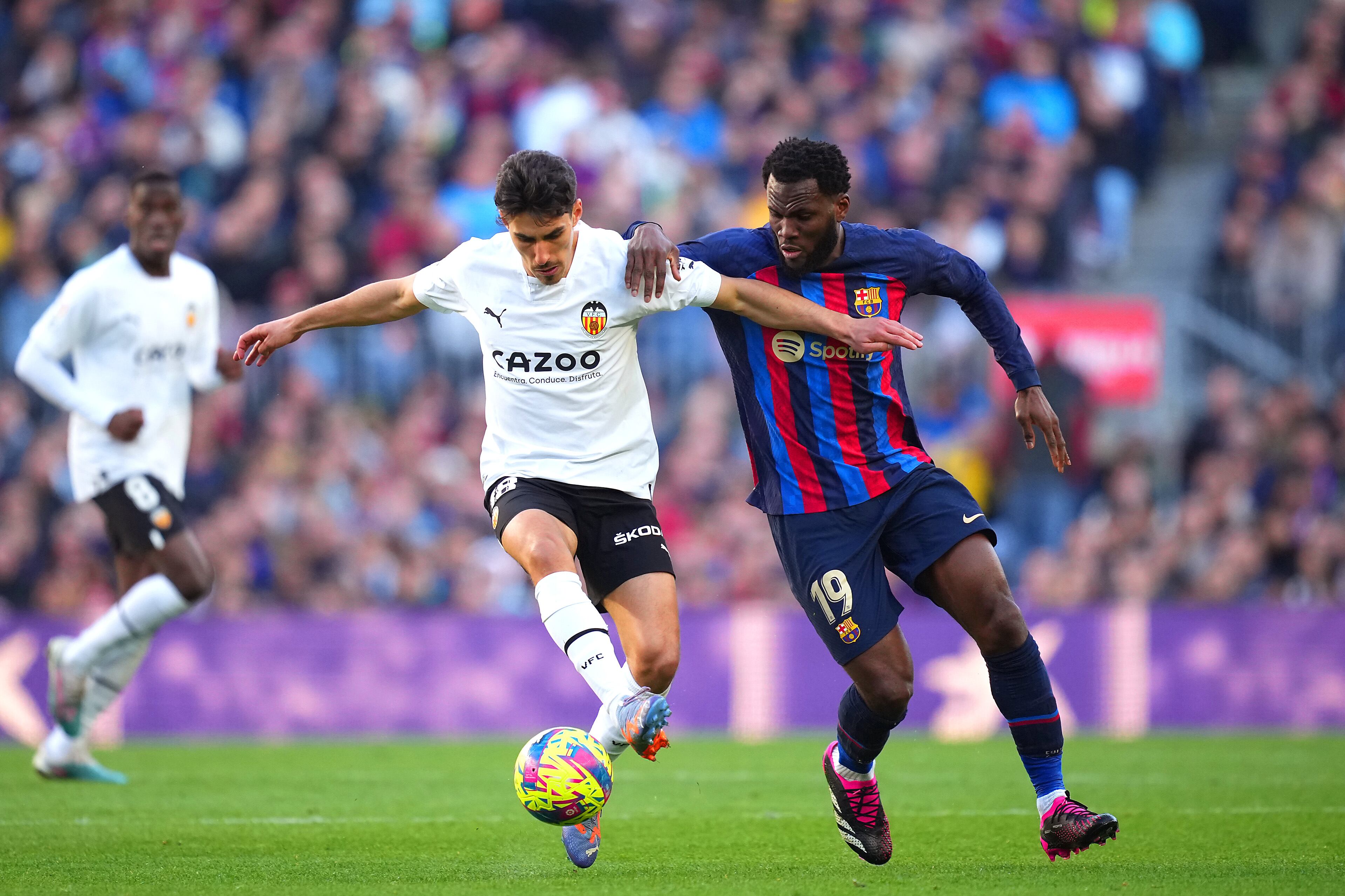 Frank Kessié y André Almeida en la disputa de un balón