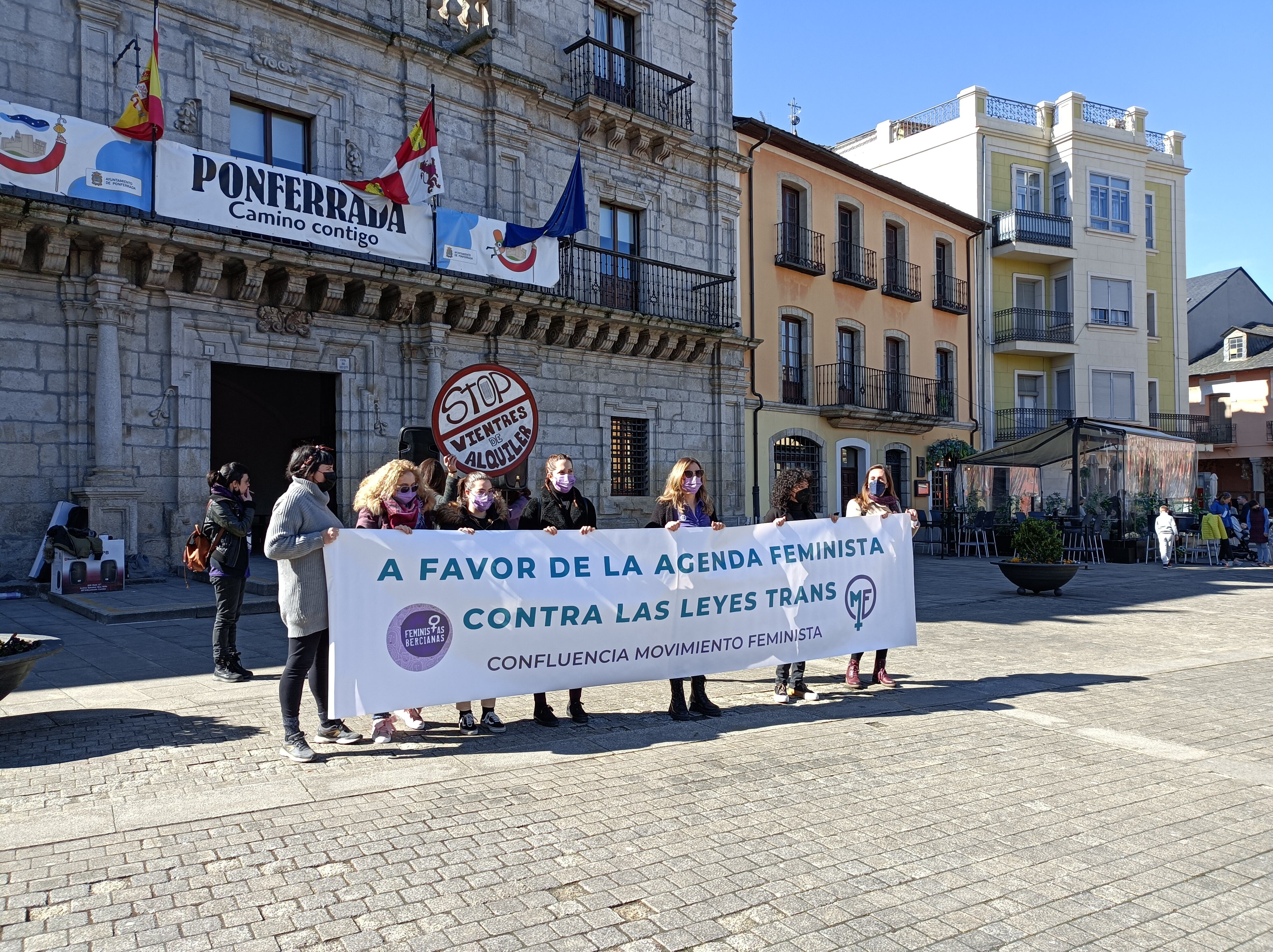 Concentración en Ponferrada de la Asociación Feministas Bercianas