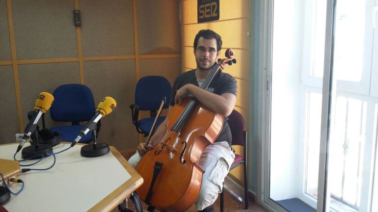 El violonchelista onubense Sergio Garrido en la SER