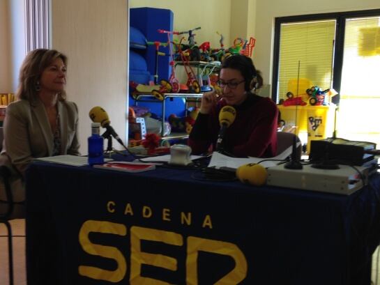 La gerente de EMULSA, Pilar Vázquez, junto a Alicia Álvarez durante el programa especial de Hoy por Hoy Gijón.