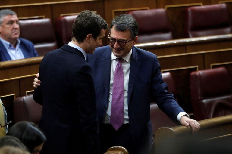 El presidente del PP, Pablo Casado,conversa con el portavoz parlamentario del PNV, Aitor Esteban en el Congreso de los Diputados 