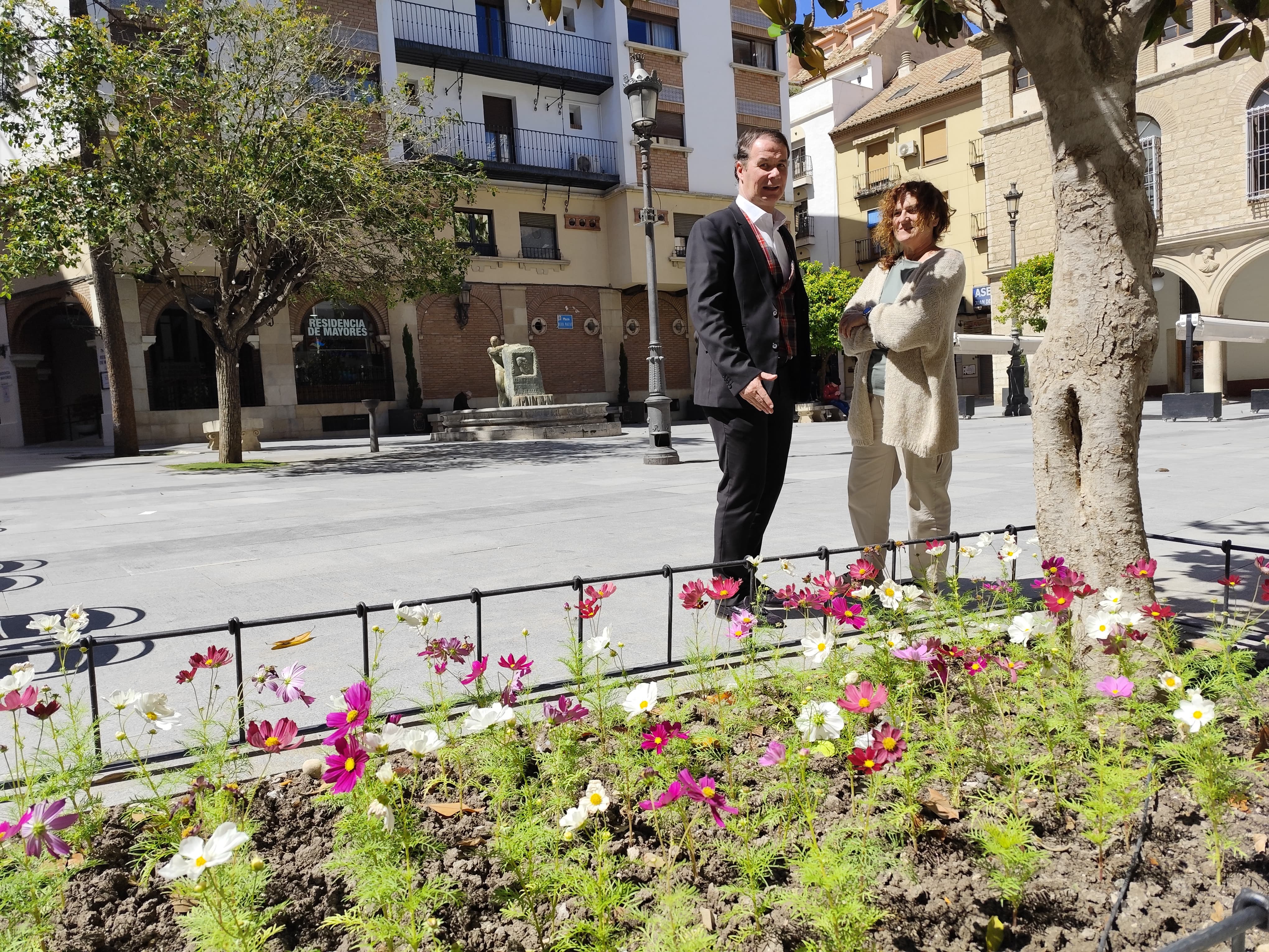 El primer teniente de alcalde y concejal del Centro Especial de Empleo, Manuel Carlos Vallejo, junto a un jardín en la plaza del Deán Mazas.