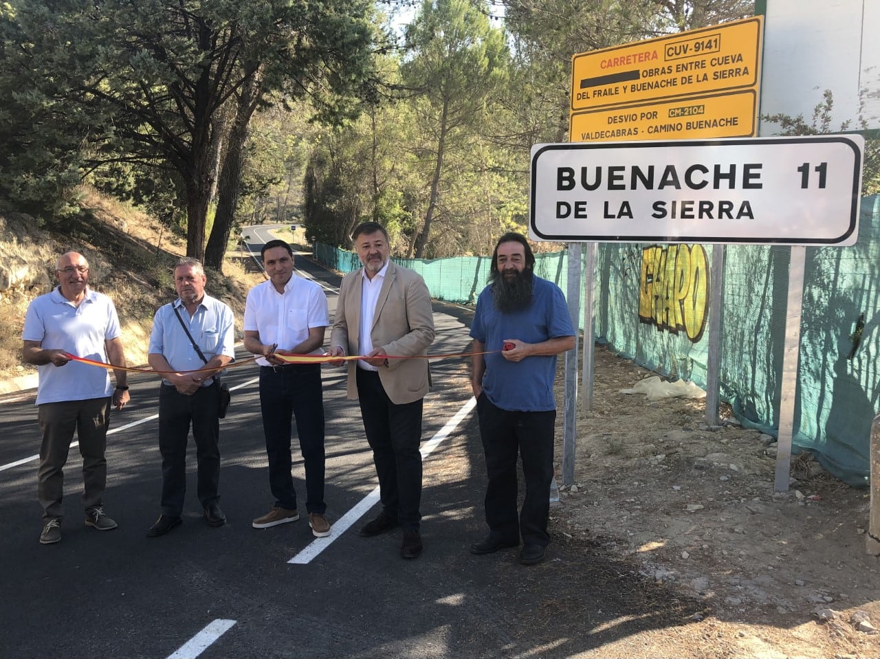 Acto de inauguración de la carretera en la Cueva del Fraile con el presidente de la Diputación, Álvaro Martínez Chana; el de Buenache de la Sierra, Vicente Caja, y el de Cuenca, Darío Dolz.