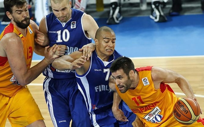 El alero de la selección española Fernando San Emeterio entra a canasta ante el escolta de Finlandia Shawn Huff en un partido en el que los de Orenga se han impuesto 82-56.