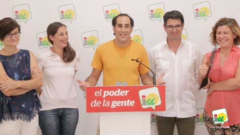 María Liñán junto al grupo municipal de IU, durante la presentación de Juan Hidalgo como nuevo concejal de Servicios Sociales. (Archivo)