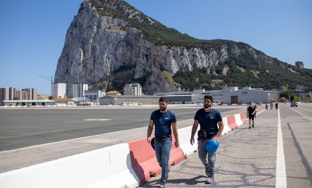 Dos hombres pasean sin mascarilla en Gibraltar.