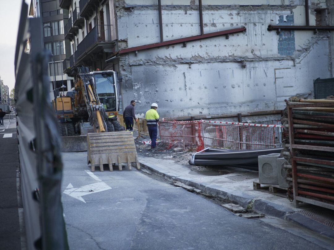 Varios trabajadores de la construcción trabajan en una obra 