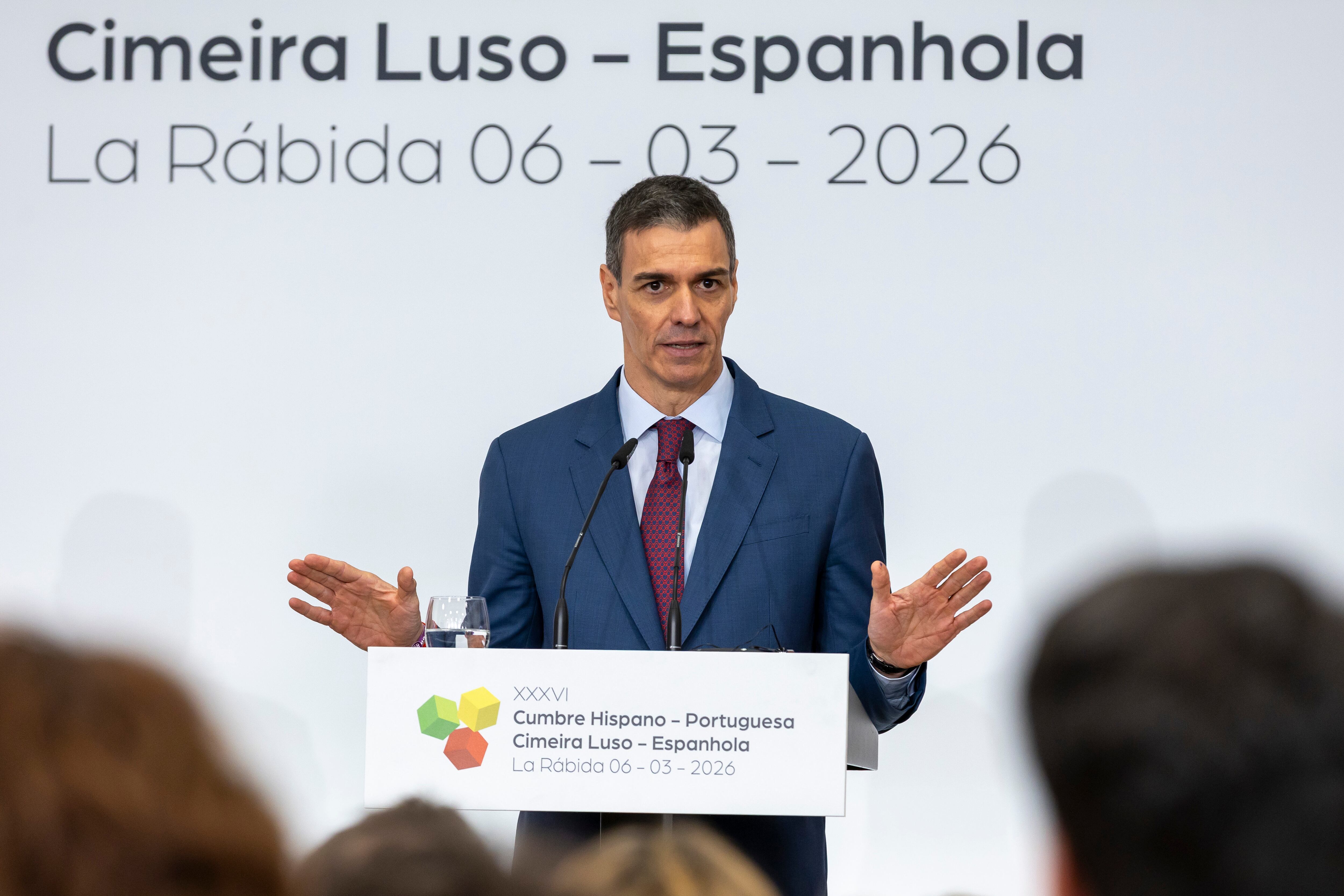 El presidente del Gobierno, Pedro Sánchez, interviene durante la rueda de prensa con la que ha concluido la cumbre hispano-portuguesa celebrada en el Monasterio de La Rábida