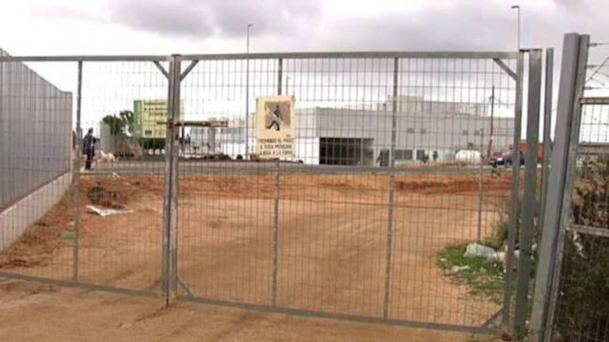 Concluida la vía de acceso al CHARE de Lepe, con su apertura aún bloqueada por falta de luz, agua y saneamiento