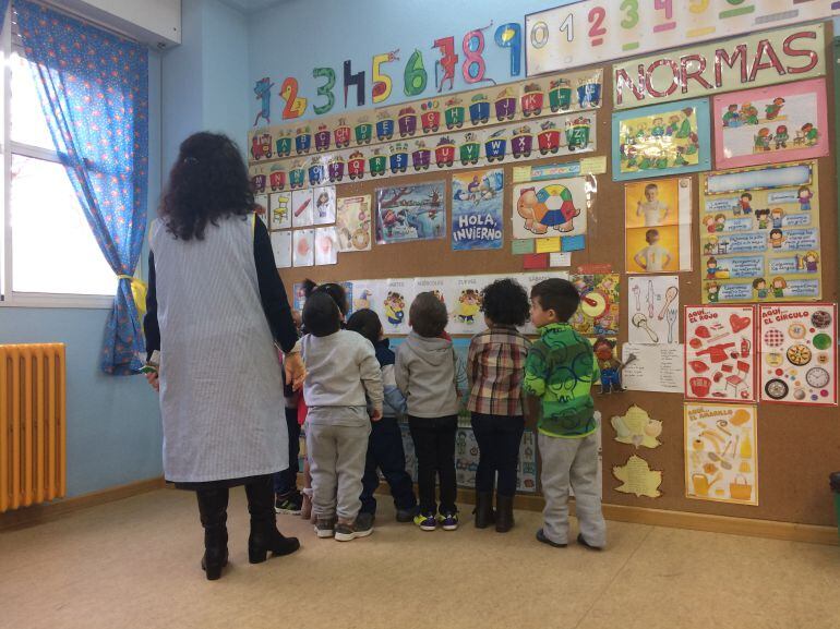 Alumnos de infantil del colegio José Salustiano Serna, repasando letras y números