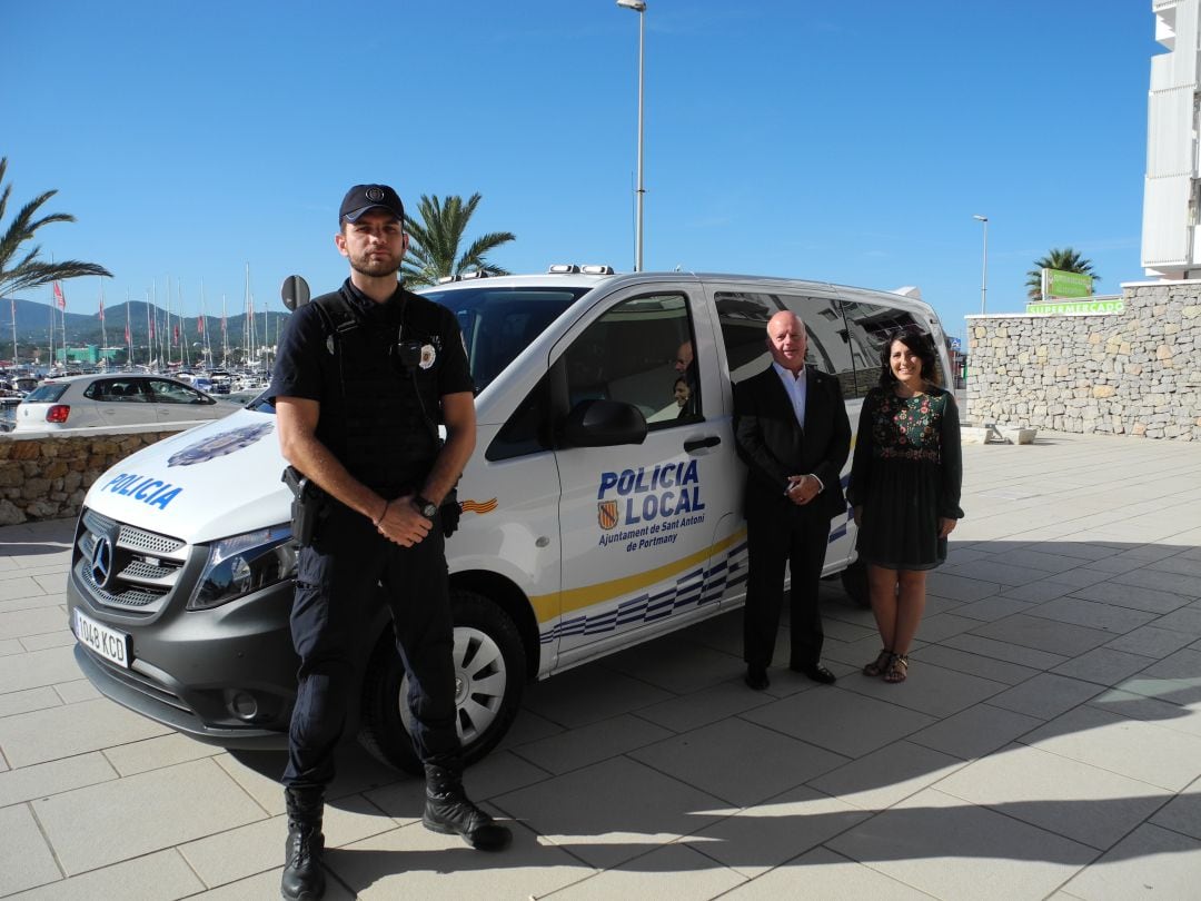 Imagen de archivo de un agente y un vehículo policial