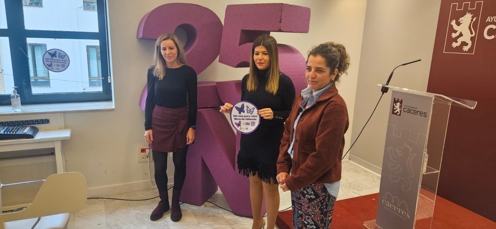 Presentación de los actos del 25N en el Ayuntamiento de Cáceres