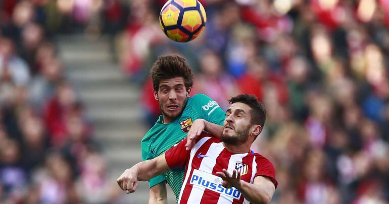 Koke lucha un balón con Sergi Roberto